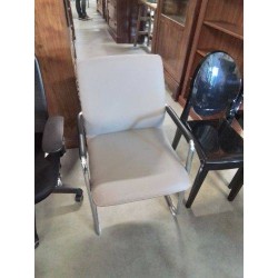FAUTEUIL D’ACCEUIL PIÈTEMENT MÉTAL CHROMÉ ASSISE CUIR TAUPE