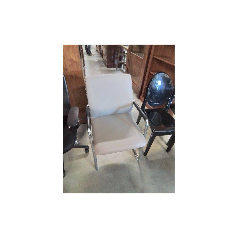 FAUTEUIL D’ACCEUIL PIÈTEMENT MÉTAL CHROMÉ ASSISE CUIR TAUPE
