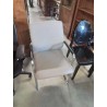 FAUTEUIL D’ACCEUIL PIÈTEMENT MÉTAL CHROMÉ ASSISE CUIR TAUPE