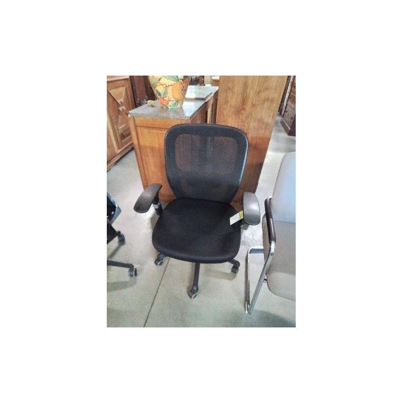 FAUTEUIL DE BUREAU A ROULETTES PIÈTEMENT MÉTAL NOIR ASSISE TISSU NOIR DOSSIER ET ACCOTOIRS RÉGLABLES
