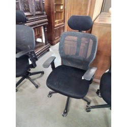 FAUTEUIL DE BUREAU A ROULETTES PIÈTEMENT MÉTAL NOIR ASSISE TISSU NOIR ACCOTOIRS TÊTIÈRES ET DOSSIER 