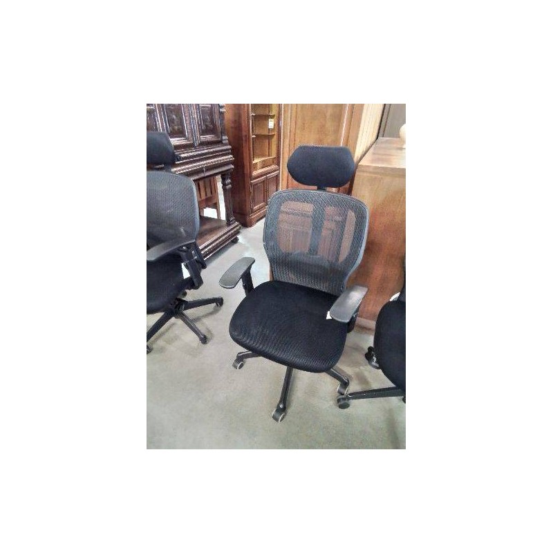 FAUTEUIL DE BUREAU A ROULETTES PIÈTEMENT MÉTAL NOIR ASSISE TISSU NOIR ACCOTOIRS TÊTIÈRES ET DOSSIER 