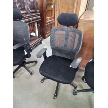 FAUTEUIL DE BUREAU A ROULETTES PIÈTEMENT MÉTAL NOIR ASSISE TISSU NOIR ACCOTOIRS TÊTIÈRES ET DOSSIER 