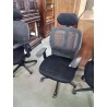 FAUTEUIL DE BUREAU A ROULETTES PIÈTEMENT MÉTAL NOIR ASSISE TISSU NOIR ACCOTOIRS TÊTIÈRES ET DOSSIER 