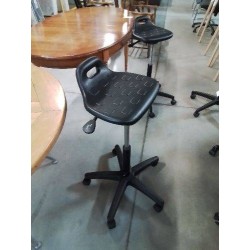 TABOURET D’ATELIER A ROULETTES ASSISE RÉSINE NOIR A POIGNÉE 