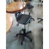 TABOURET D’ATELIER A ROULETTES ASSISE RÉSINE NOIR A POIGNÉE 