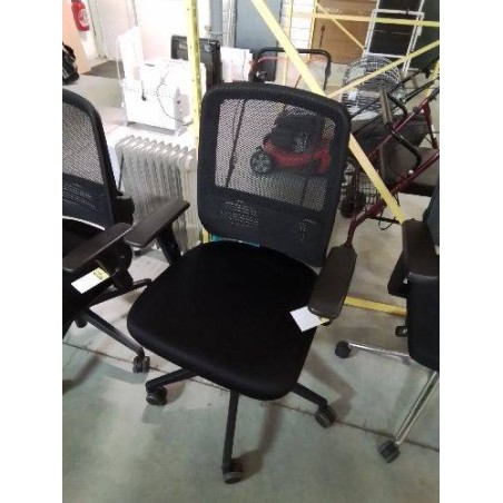 FAUTEUIL DE BUREAU A ROULETTES PIÈTEMENT MÉTAL NOIR ASSISE TISSU NOIR 