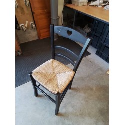 CHAISE BOIS NOIR PAILLÉ DOSSIER AU COEUR 