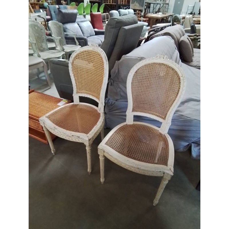 PAIRE DE CHAISES BOIS ECRU ASSISE ET DOSSIER CANNÉ STYLE LOUIS XVI 
