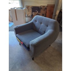 FAUTEUIL TISSU TAUPE BOUTONS COLORÉ PIÈTEMENT BOIS NOIR JC DE CASTELBAJAC