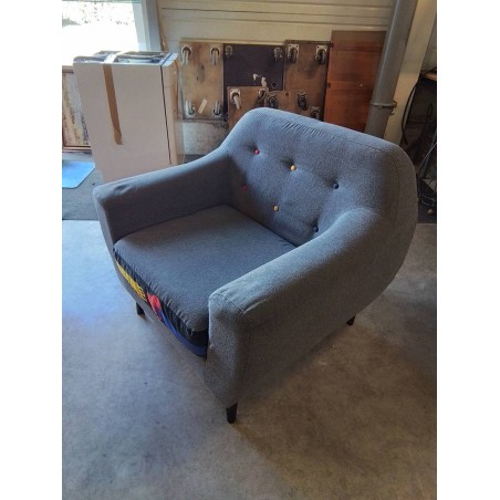 FAUTEUIL TISSU TAUPE BOUTONS COLORÉ PIÈTEMENT BOIS NOIR JC DE CASTELBAJAC
