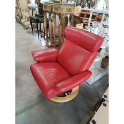 FAUTEUIL RELAX ET SON REPOSE PIED STRESSLESS EKORNES CUIR ROUGE PIÈTEMENT BOIS CLAIR