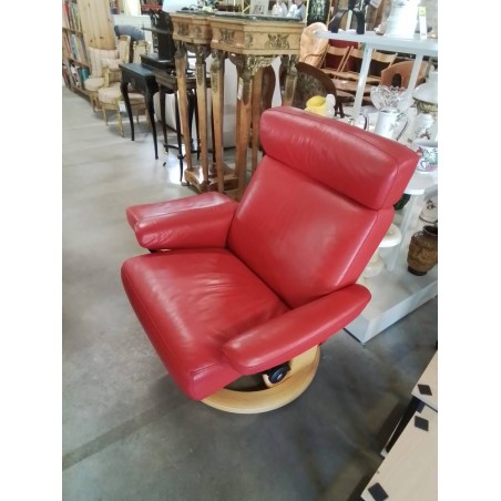 FAUTEUIL RELAX ET SON REPOSE PIED STRESSLESS EKORNES CUIR ROUGE PIÈTEMENT BOIS CLAIR