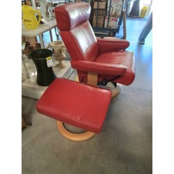 FAUTEUIL RELAX ET SON REPOSE PIED STRESSLESS EKORNES CUIR ROUGE PIÈTEMENT BOIS CLAIR