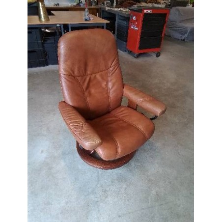 FAUTEUIL RELAX PIVOTANT STRESSLESS CUIR FAUVE PIÈTEMENT BOIS