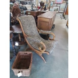 FAUTEUIL ANGLAIS A CROSSES BOIS CAPITONNÉ TISSU PANTHÈRE FIN XIXE
