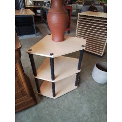ÉTAGÈRE D’ANGLE A COLONNES BOIS CLAIR ET RÉSINE NOIR 3 NIVEAUX 