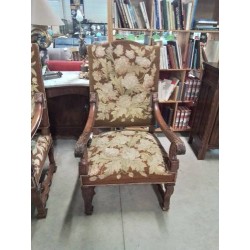 FAUTEUIL LOUIS XV BOIS SCULPTÉ AUX FEUILLES D’ACANTHES ASSISE ET DOSSIER CAPITONNÉ TISSU MARRON FLEU