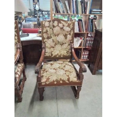 FAUTEUIL LOUIS XV BOIS SCULPTÉ AUX FEUILLES D’ACANTHES ASSISE ET DOSSIER CAPITONNÉ TISSU MARRON FLEU