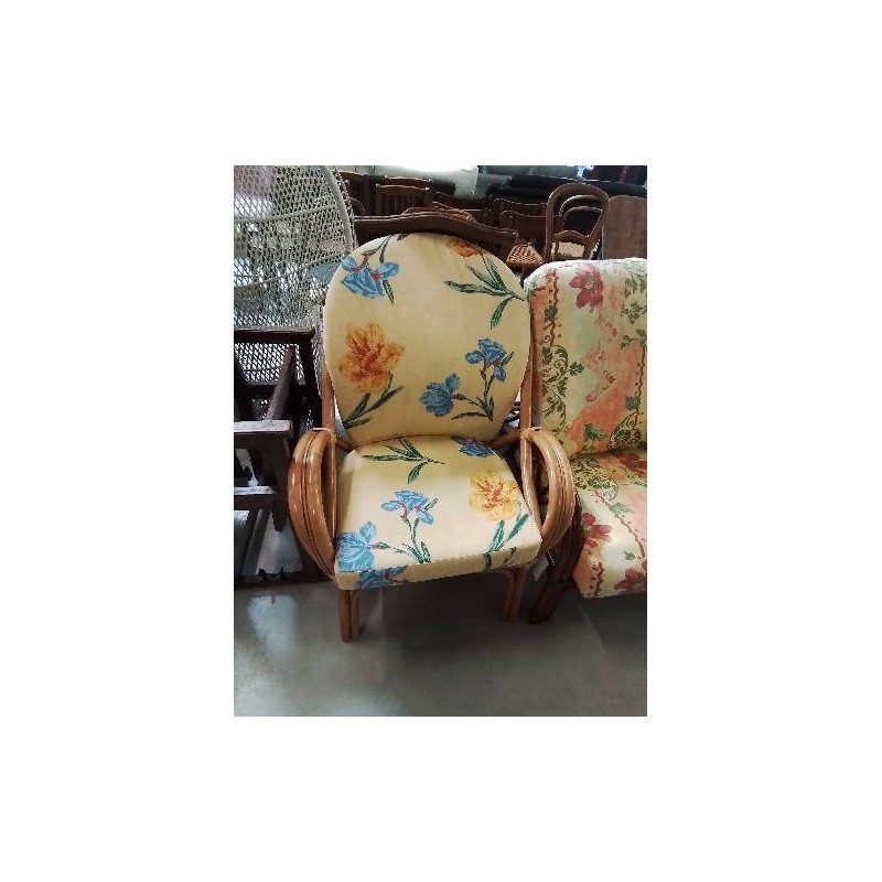 FAUTEUIL ROTIN CLAIR ASSISE ET DOSSIER COUSSINS TISSU JAUNE FLEURI 