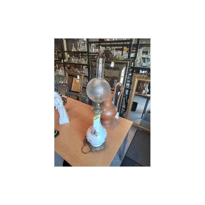 LAMPE A PÉTROLE ÉLECTRIFIÉE CÉRAMIQUE DÉCOR FLEURS LAITON ET VERRE GRAVÉ 