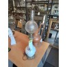 LAMPE A PÉTROLE ÉLECTRIFIÉE CÉRAMIQUE DÉCOR FLEURS LAITON ET VERRE GRAVÉ 