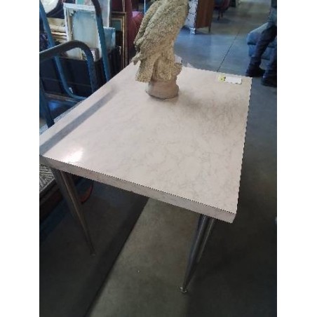 TABLE RECTANGULAIRE PIÈTEMENT MÉTAL CHROMÉ PLATEAU ÉCRU 
