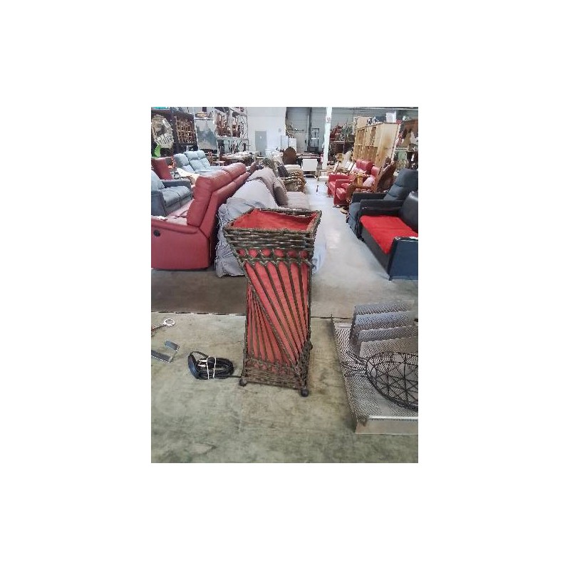 LAMPE VANNERIE ET TISSU ROUGE 