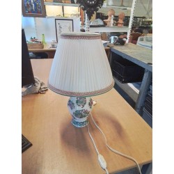 LAMPE CÉRAMIQUE STYLE ASIATIQUE DÉCOR LOTUS AJ TISSU ECRU LISERÉ VERT ET ROSE