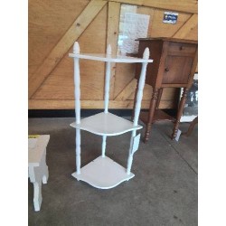 ÉTAGÈRE D’ANGLE A COLONNES ET TABLETTES BOIS BLANC