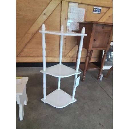 ÉTAGÈRE D’ANGLE A COLONNES ET TABLETTES BOIS BLANC