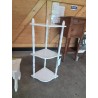 ÉTAGÈRE D’ANGLE A COLONNES ET TABLETTES BOIS BLANC
