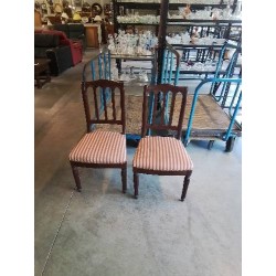 PAIRE DE CHAISES ANGLAISE ACAJOU DOSSIER A BARREAUX VERTICAUX ASSISE TISSU ECRU ROUGE A RAYURES 