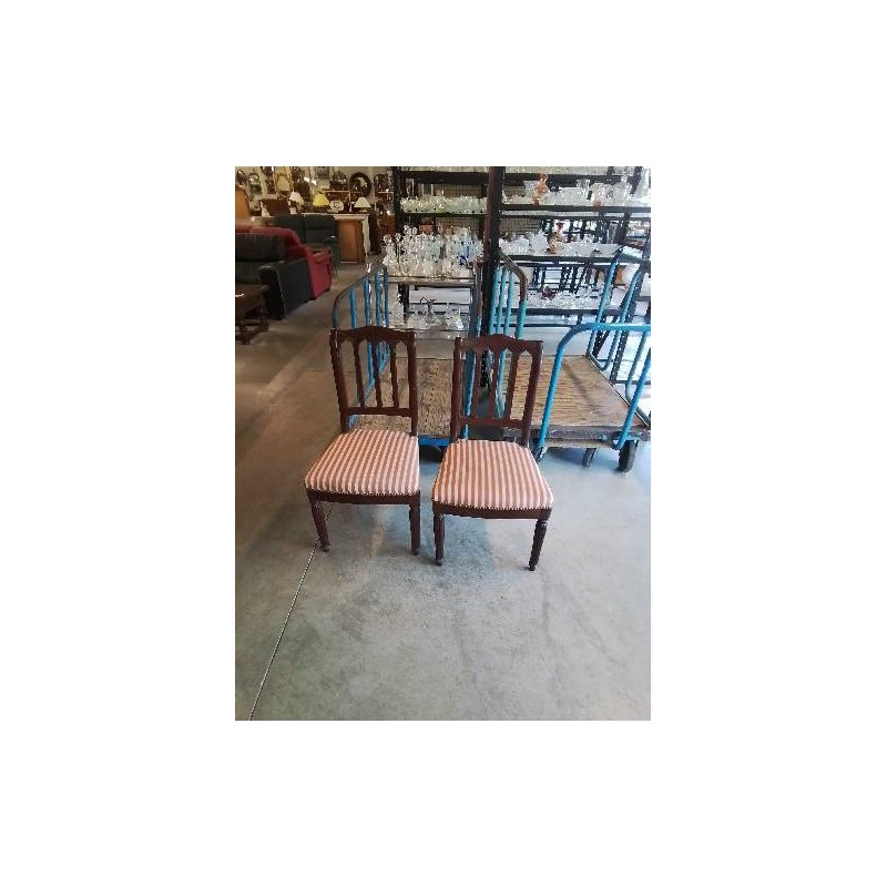 PAIRE DE CHAISES ANGLAISE ACAJOU DOSSIER A BARREAUX VERTICAUX ASSISE TISSU ECRU ROUGE A RAYURES 