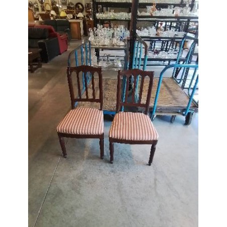 PAIRE DE CHAISES ANGLAISE ACAJOU DOSSIER A BARREAUX VERTICAUX ASSISE TISSU ECRU ROUGE A RAYURES 
