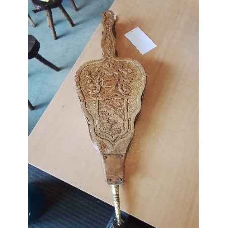SOUFFLET DE CHEMINÉE BOIS CLAIR GRAVÉ ET CUIR FAUVE