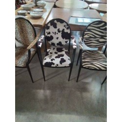 FAUTEUIL PIÈTEMENT MÉTAL NOIR TISSU VACHE 