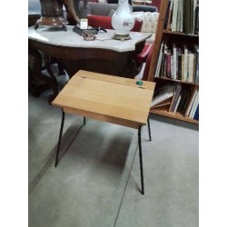 BUREAU D’ECOLIER BOIS CLAIR PIÈTEMENT MÉTAL NOIR AVEC ENCRIER ANNÉES 50