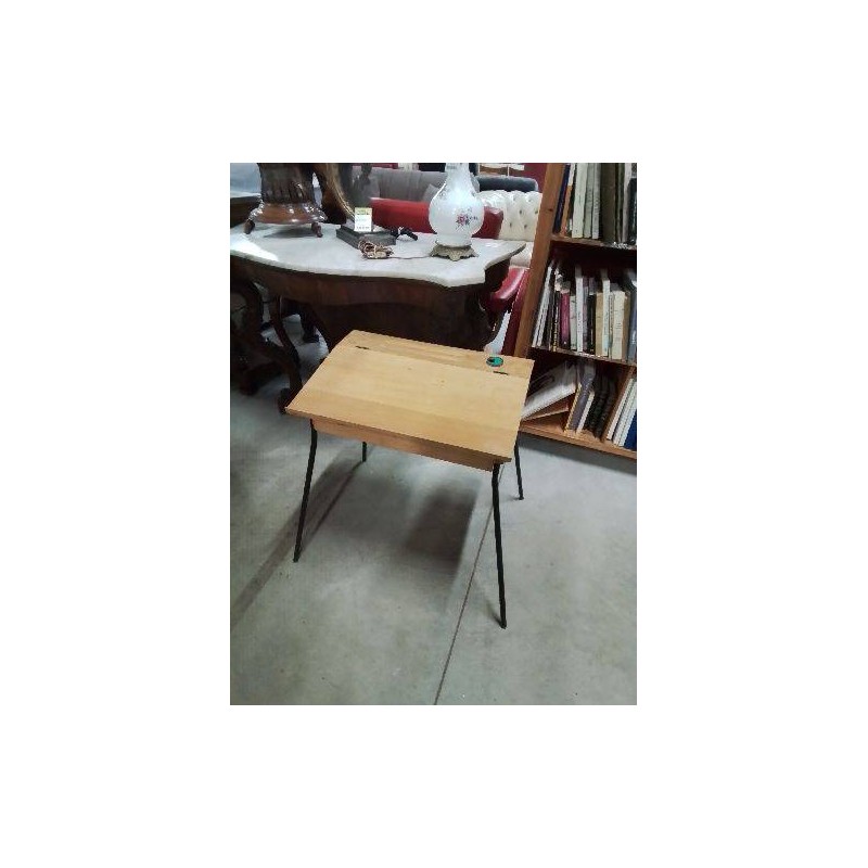 BUREAU D’ECOLIER BOIS CLAIR PIÈTEMENT MÉTAL NOIR AVEC ENCRIER ANNÉES 50