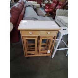 MEUBLE DE CUISINE A ROULETTES ET ABATTANT BOIS CLAIR DESSUS CARRELÉ BLANC AVEC 2 TABOURETS