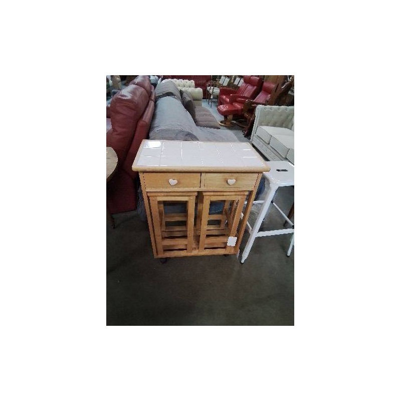 MEUBLE DE CUISINE A ROULETTES ET ABATTANT BOIS CLAIR DESSUS CARRELÉ BLANC AVEC 2 TABOURETS