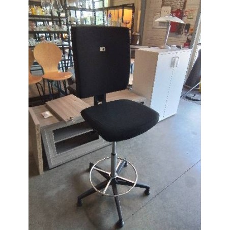 TABOURET D’ATELIER A ROULETTES PIVOTANT RESINE ET TISSU NOIR DOSSIER RÉGLABLE 