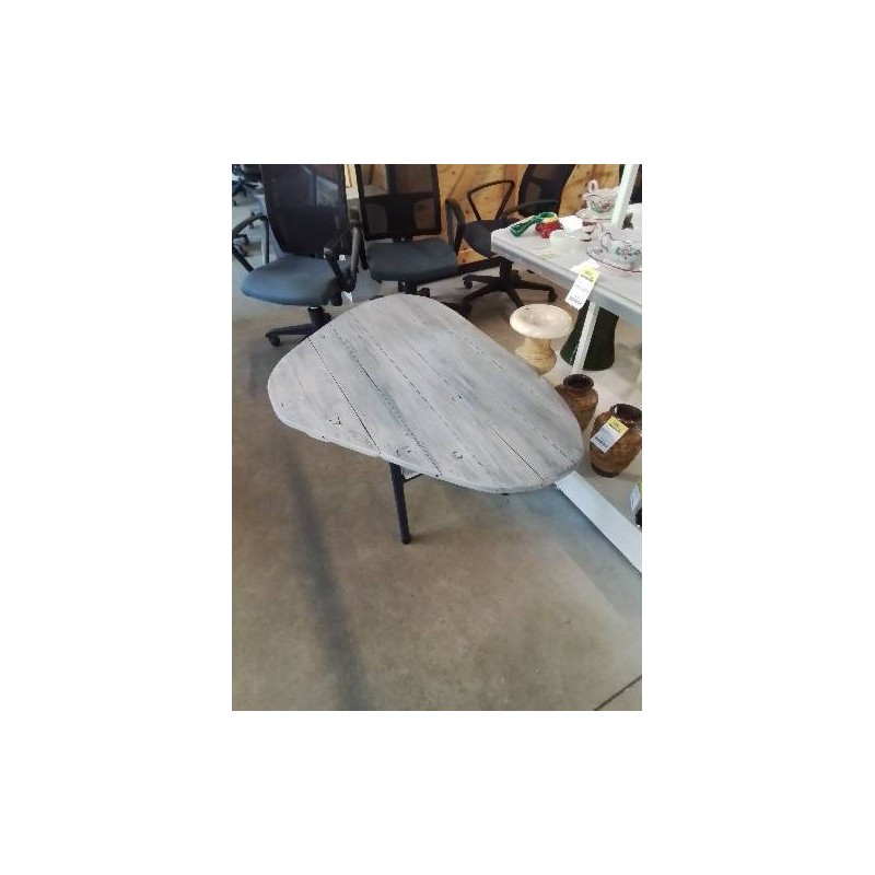 TABLE BASSE TRIANGULAIRE BOIS TAUPE PIÈTEMENT MÉTAL NOIR