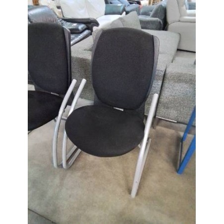 FAUTEUIL D’ACCEUIL EUROSIT PIÈTEMENT MÉTAL GRIS ASSISE ET DOSSIER TISSU NOIR