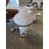 LAMPE OPALINE ET MÉTAL DORÉ DÉCOR A LA VOITURE