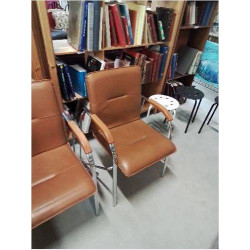 FAUTEUIL PIÈTEMENT MÉTAL CHROMÉ ACCOTOIRS BOIS ASSISE ET DOSSIER SKAÏ FAUVE 