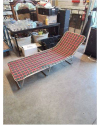 LIT DE CAMP PLIANT METAL ET TISSU ÉCOSSAIS ROUGE ET VERT FAMAL ANNÉES 60