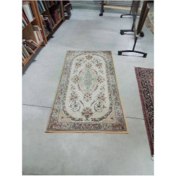 TAPIS BEIGE AUX FLEURS...