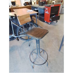 TABOURET D’ATELIER A VIS PIÈTEMENT MÉTAL NOIR ASSISE ET DOSSIER BOIS 