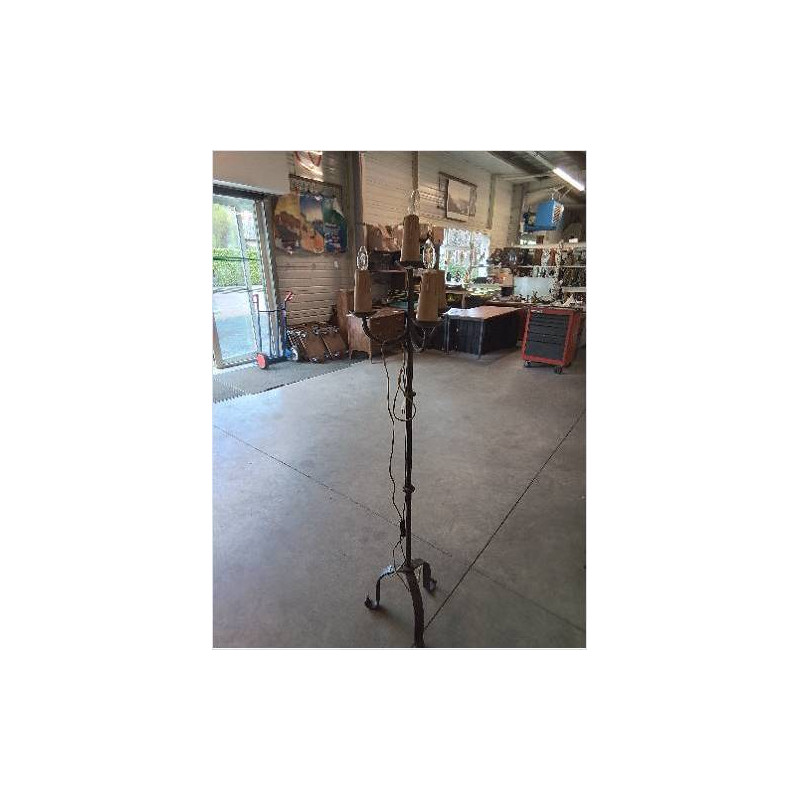 LAMPADAIRE FER FORGÉ TRIPODE STYLE GOTHIQUE EN L\'ÉTAT 